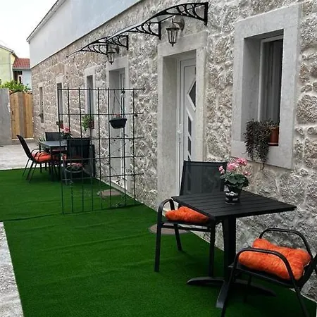 Grosovi Dvori Apartment